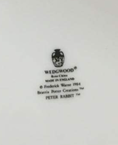 ウエッジウッド-ピーターラビットの皿-黒壺のバックスタンプ.