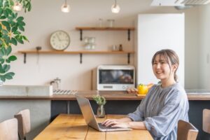 ネット通販をする女性