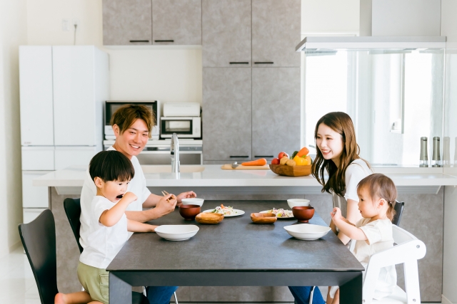 若い夫婦と小さい子供の食卓風景